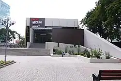 Современный вход в здание