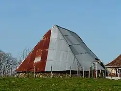 Овальный амбар Пера