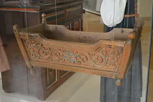 Колыбель, украшенная резьбой и росписью, Вологодская губерния, 1809 г. Из собрания ГИМ