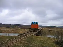 ТУ8 с гружёным составом на мосту через р. Теша