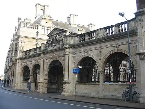 Вход в колледж на Пембрук-стрит