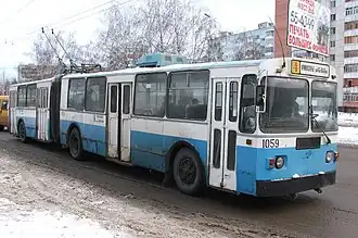 ЗиУ-10 — классический пример сочленённого троллейбуса с ведущей передней секцией