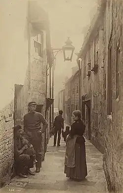 Люди на улицах Уитби, 1889