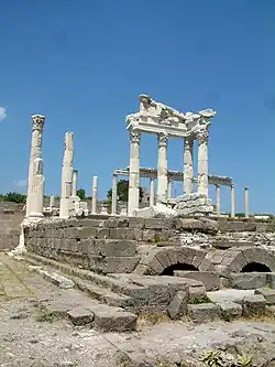 Руины храма Траяна