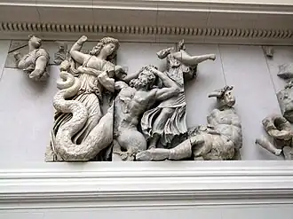 Мойры убивают Агрия и Тоона. Пергамский алтарь