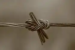 Травяной узел, grass bend, reevingline bend.Связывательный штык, лучший способ для скрепления плоских, полугибких материалов. Не изнашивается и достаточно не скользкий.