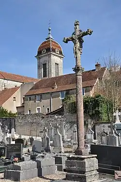 Крест на кладбище