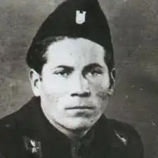 Петар Брзица в Ясеноваце.
29 августа 1942, отредактированное фото (в полной версии фотографии в руках Брзицы реальная голова узников сербов)