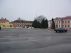 Здание районной администрации на площади