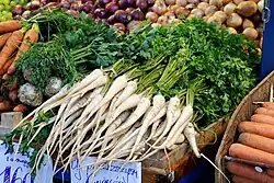 Петрушка посевная корневых сортов на прилавке