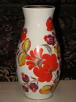 Фарфоровая ваза, изготовленная на КЭКХЗ