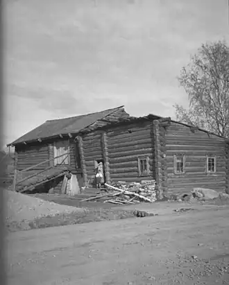 Изба и хозяйственный двор около большой дороги, ведущей в Великую Губу (1944 год)