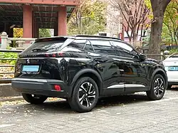 Peugeot e-2008, вид сзади