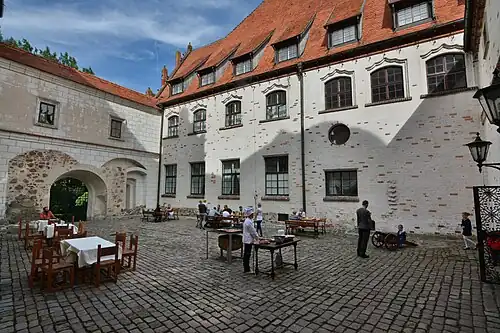 Восточное крыло со стороны двора