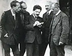 Выдающиеся физики XX столетия (слева направо): И.В. Обреимов, Н.Н. Семёнов, П.С. Эренфест, А.Ф. Иоффе, А.А. Чернышёв