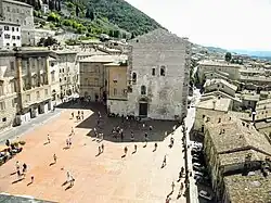 Вид из Дворца консулов на Пьяцца-Гранде