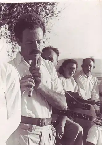 Гилель Раве с членами молодёжного движения кибуца Рамат-Йоханан