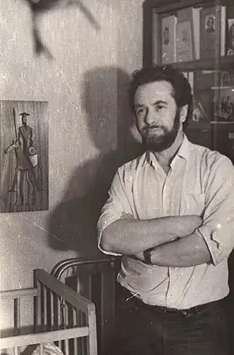 Анатолий Пинчук в своей квартире