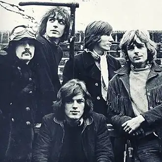 Pink Floyd в 1968 году. Слева направо: стоят Ник Мейсон, Сид Барретт, Роджер Уотерс, Ричард Райт, сидит Дэвид Гилмор