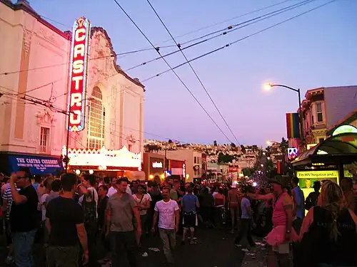 Розовая подсветка гей-квартала Кастро