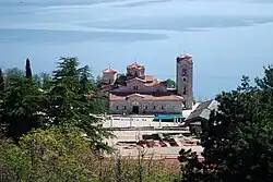 Вид на Плаошник и Охридское озеро