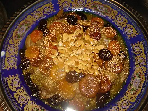 Мясо по-мароккански, тушёное с сухофруктами и посыпанное миндалём