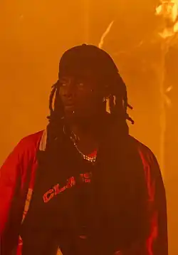 на фото изображён Playboi Carti в кепке