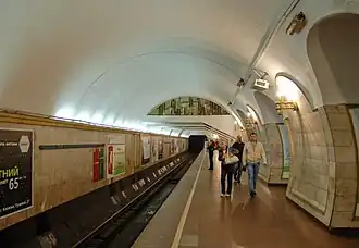 Посадочная платформа в сторону станции «Майдан Незалежности»