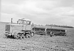 ДТ-75 поздний (крыша выпуклая, но двигатель ещё СМД)