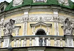 Скульптуры апостолов и евангелистов на галерее паперти