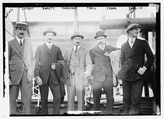 Слева направо: Вивиан Новер Локетт, Фредерик Барретт, Генри Арчдейл Томкинсон, Джон Трэйл и Лесли Чипи (капитан команды). 1 июня 1914 года, начало состязаний Международного кубка поло, прошедших в Медоубрукском клубе игроков в поло.