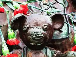 Деталь памятника - детская игрушка