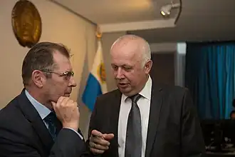 Посол ЛР в РБ Михаил Попков и министр транспорта РБ Анатолий Сивак во время круглого стола «Латвия — Беларусь» в Минске, ноябрь 2014 года