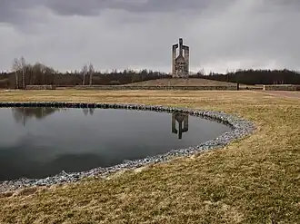 Озеро слёз, вырытое в 1980-х годах. Фото 2017 года
