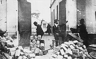 Повстанцы у баррикад