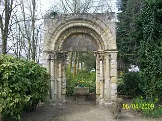 Портал средневековой церкви св. Иоанна в столице графов Вермандуа — Сен-Кантене