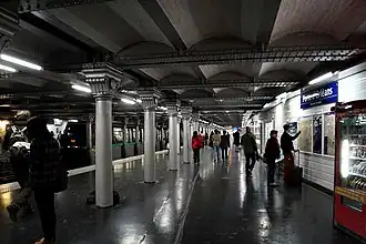 Восточная платформа станции. На фото видна полоса бывшего (до 2013 года) края платформы