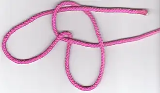 3. Сделать вторую петлю и вдеть ходовой конец троса в колышку второй раз.