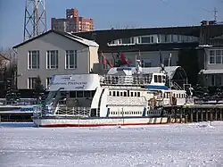 2½-палубный модернизированный теплоход «Поручик Ржевский» (экс ОМ-145) на Химкинском водохранилище у Северного речного порта в Москве