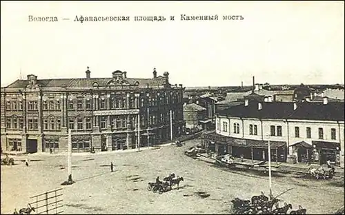 Афанасьевская площадь и Каменный мост на открытке 1909—1914 годов; слева — «Эрмитаж», справа — «Пассаж»