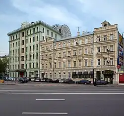 На углу с Поварской улицей