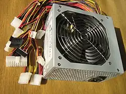 Классический импульсный блок питания массового персонального компьютера мощностью 450 Вт (FSP ATX-450PNF). Его 120-мм вентилятор работает на вдув