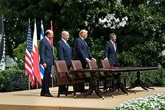 Дональд Трамп, Биньямин Нетаньяху, представители ОАЭ и Бахрейна на Южной лужайке Белого дома. Вашингтон