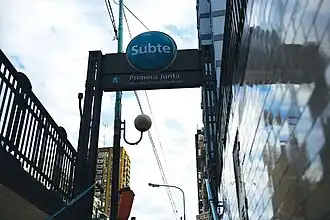 Вход в станцию метро с улицы