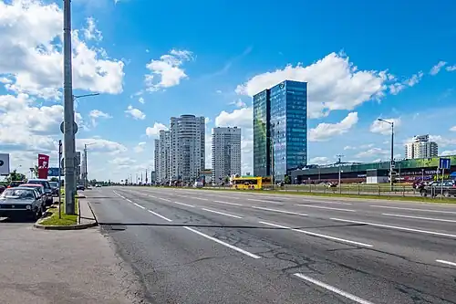 Вид в сторону выезда из города возле станции метро «Каменная Горка»