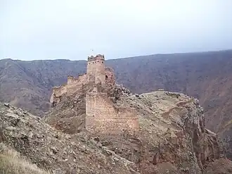 Руины средневекового замка Каджисцихе (Шайтан-Калеси) в деревне Йылдырымтепе