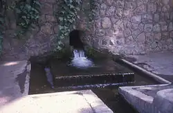 Кяриз в Ниаваране, Тегеран. Он используется для полива территории Национальной библиотеки Ирана.