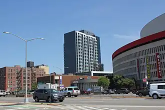 Часть Queens Place Mall[англ.] (справа) на Куинс-бульваре в Элмхерсте