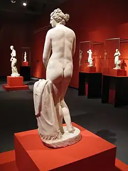 Статуя Венеры Капитолийской (римская реплика по оригиналу 300 г. до н.э.), находившейся на Вилле Альдобрандини в Риме. Ныне в Пергамском музее, Берлин