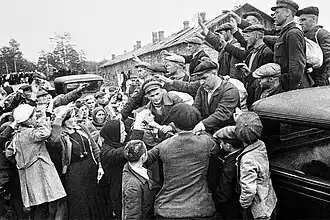 Добровольцев провожают в народное ополчение. СССР, 2 сентября 1941 года. Фото Н. Ф. Боде.